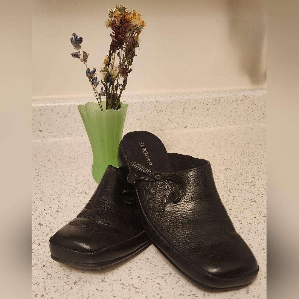 Eurostep Black Leather "Demure" Slip On Mules Sz 6.5